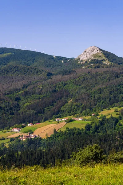 Aizkorri-Aratz Doğal Parkı 'ndaki Elgea Massif Dağları' nın hakim olduğu Araotz Köyü Panoramik Manzarası