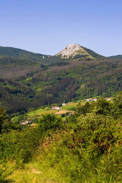 Aizkorri-Aratz Doğal Parkı 'ndaki Elgea Massif Dağları' nın hakim olduğu Araotz Köyü Panoramik Manzarası