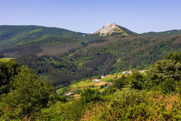 Aizkorri-Aratz Doğal Parkı 'ndaki Elgea Massif Dağları' nın hakim olduğu Araotz Köyü Panoramik Manzarası