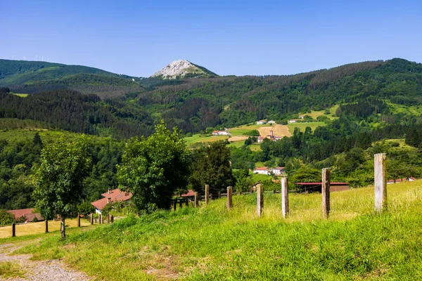 Aizkorri-Aratz Doğal Parkı 'ndaki Elgea Massif Dağları' nın hakim olduğu Araotz Köyü Panoramik Manzarası