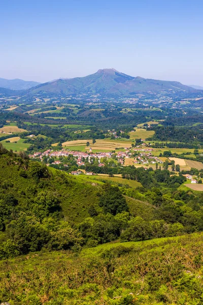 La Rhune Dağı Panoraması ve Üç Haç Tepesi 'nden Geleneksel Ainhoa Köyü.