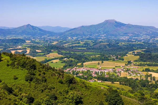 La Rhune Dağı Panoraması ve Üç Haç Tepesi 'nden Geleneksel Ainhoa Köyü.