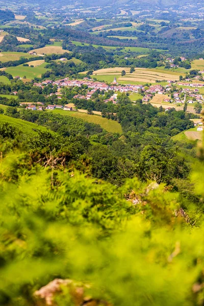 Geleneksel Bask Köyü Ainhoa Üç Haç Tepesi 'nden