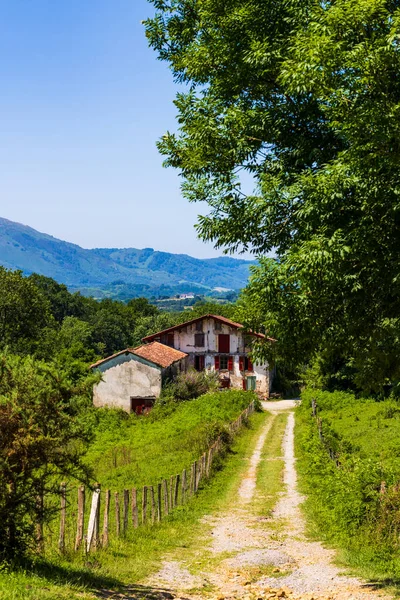 Ainhoa yakınlarında geleneksel bir Bask İşçi Partisi Çiftliği cephesi