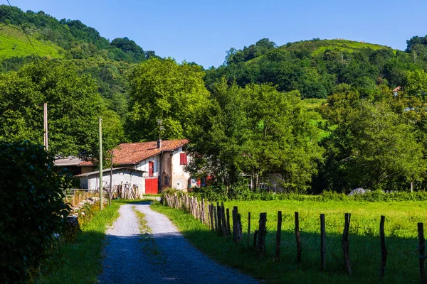 Geleneksel Bask Evleri (Labourdine) Sare Köyü etrafındaki tepelerin ortasında