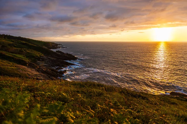 Rocky Kıyı Hattı Jaizkibel Dağı 'nın eteğinde, Higuer Burnu' nun çevresinde.