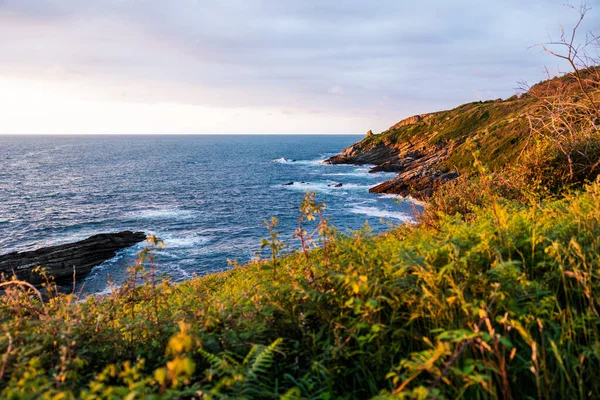 Rocky Kıyı Hattı Jaizkibel Dağı 'nın eteğinde, Higuer Burnu' nun çevresinde.