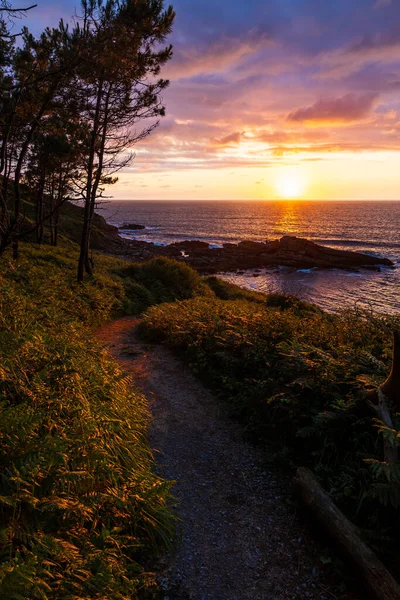 Cantabrian Denizi 'nde Günbatımı Rocky Sahili' nden Jaizkibel Dağı 'nın eteklerindeki Higuer Burnu' nun etrafındaki