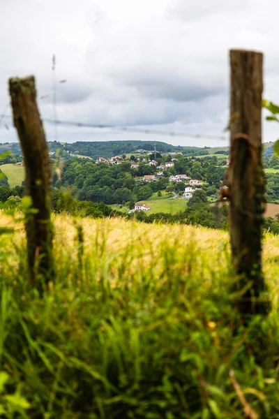 La Bastide-Clairence 'i çevreleyen Kırsal ve İşçi Partisi Evlerinin Panoramik Görünümü