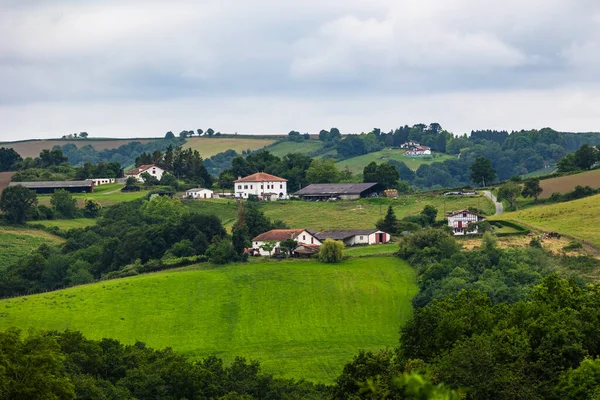 La Bastide-Clairence 'i çevreleyen Kırsal ve İşçi Partisi Evlerinin Panoramik Görünümü