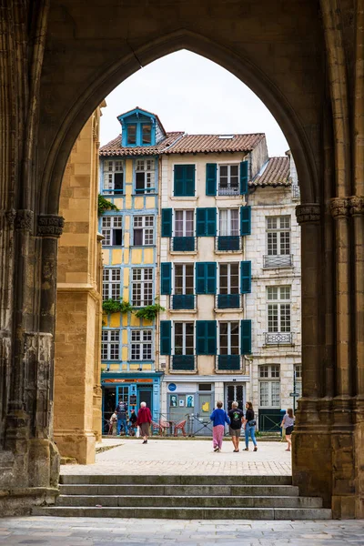 Monsenyör Vansteenberghe 'deki binalar Bayonne Katedrali' nin yanında.