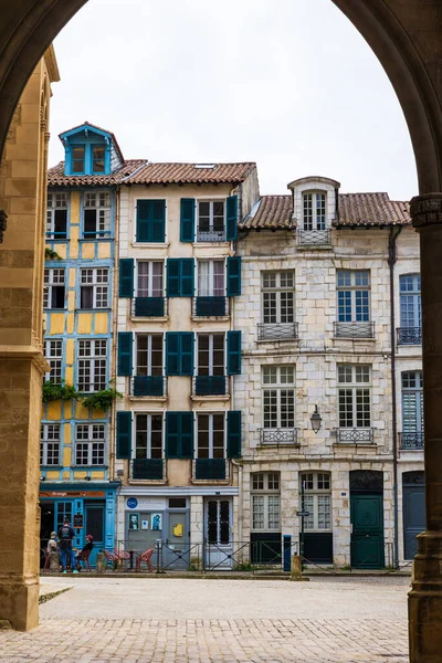 Monsenyör Vansteenberghe 'deki binalar Bayonne Katedrali' nin yanında.