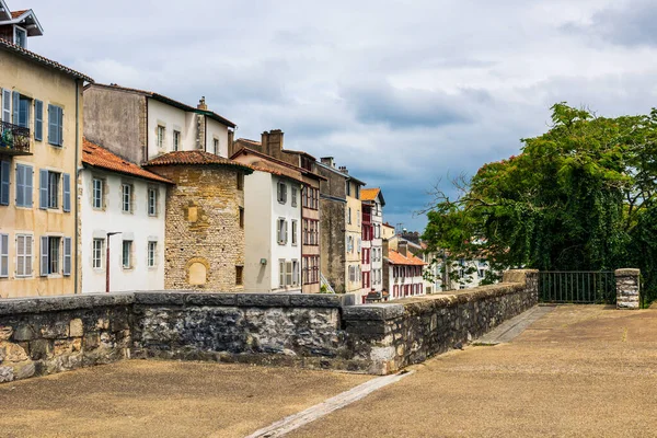 Bayonne Tarih Merkezi 'nde Rue Tour de Sault' daki binalar