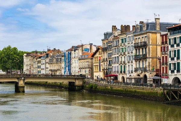 Nive Nehri boyunca Petit Bayonne 'un Renkli Yüzleri