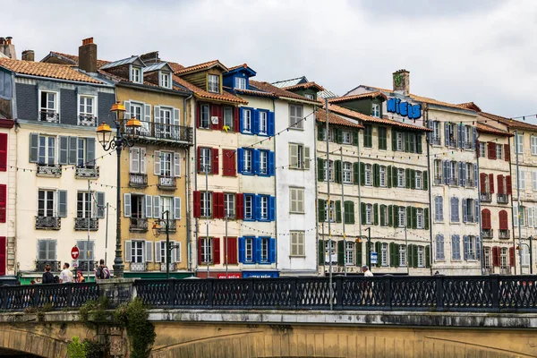 Nive Nehri boyunca Petit Bayonne 'un Renkli Yüzleri