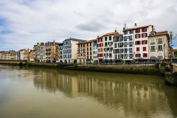 Nive Nehri boyunca Petit Bayonne 'un Renkli Yüzleri