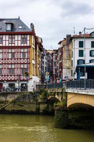 Nive Nehri kıyısındaki Vieux Bayonne 'un renkli yarı keresteli evleri