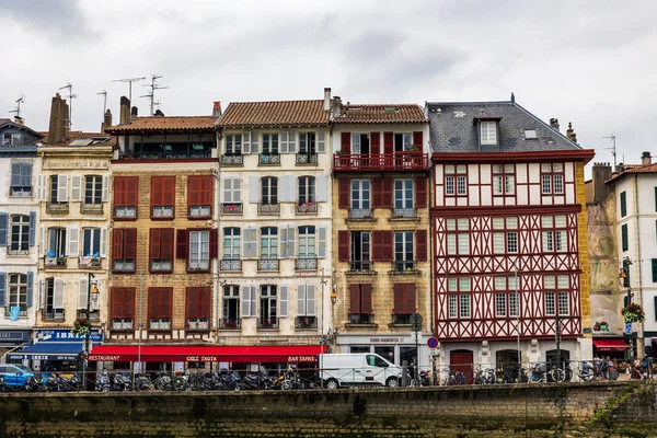 Nive Nehri kıyısındaki Vieux Bayonne 'un renkli yarı keresteli evleri