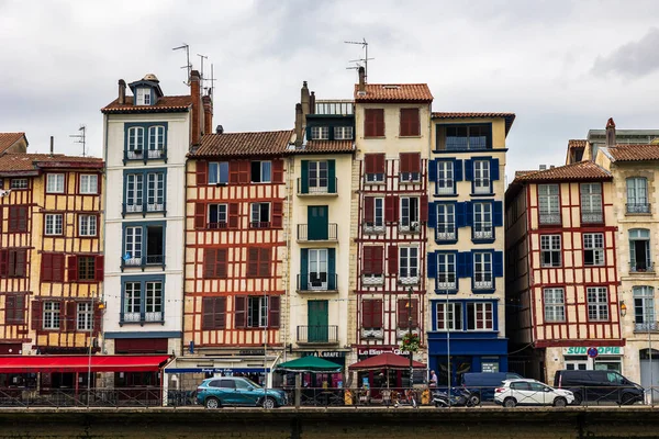 Nive Nehri kıyısındaki Vieux Bayonne 'un renkli yarı keresteli evleri