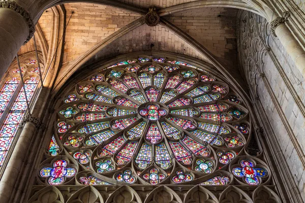 Carcassonne 'daki Saint-Nazaire Bazilikasının İçinden Parlak Gül Penceresi