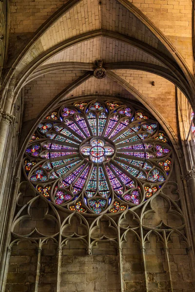 Carcassonne 'daki Saint-Nazaire Bazilikasının İçinden Parlak Gül Penceresi