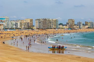 Baharda Les Sables-d Olonne 'un ana plajı boyunca deniz önü
