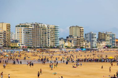 Baharda Les Sables-d Olonne 'un ana plajı boyunca deniz önü