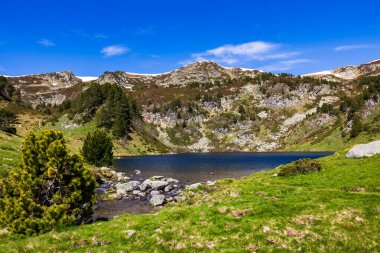 Rabassoles Gölü Donezan Massif 'in kalbinde son bahar karıyla