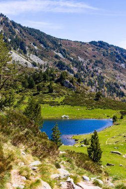 Rabassoles Gölü Donezan Massif 'in kalbinde son bahar karıyla