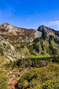Pic de Trabssou ve Pic de la Coumeille de l Bizimki Rabassoles Gölü 'nün üzerinde yükseliyor.