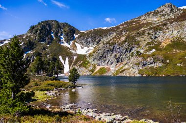 Mavi Göl, Sarrat de Gabensa eteklerinde ve Roc de Bragues ilkbaharda, son karla