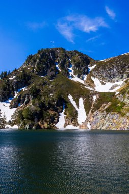 Mavi Göl, Sarrat de Gabensa eteklerinde ve Roc de Bragues ilkbaharda, son karla