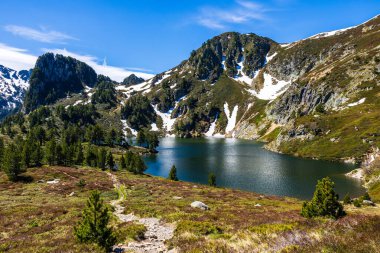 Mavi Göl, Sarrat de Gabensa eteklerinde ve Roc de Bragues ilkbaharda, son karla