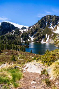 Mavi Göl, Sarrat de Gabensa eteklerinde ve Roc de Bragues ilkbaharda, son karla