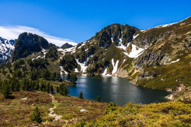 Mavi Göl, Sarrat de Gabensa eteklerinde ve Roc de Bragues ilkbaharda, son karla