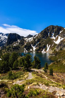 Mavi Göl, Sarrat de Gabensa eteklerinde ve Roc de Bragues ilkbaharda, son karla