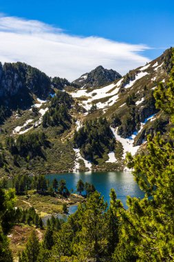 Mavi Göl, Sarrat de Gabensa eteklerinde ve Roc de Bragues ilkbaharda, son karla