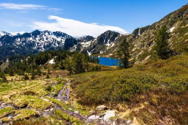 Kara Göl 'ün Col de la Coumeille de l' den görünüşü İlkbaharda zirvelerde karla