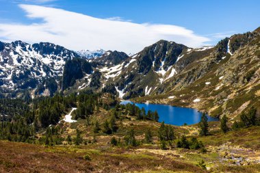 Kara Göl 'ün Col de la Coumeille de l' den görünüşü İlkbaharda zirvelerde karla