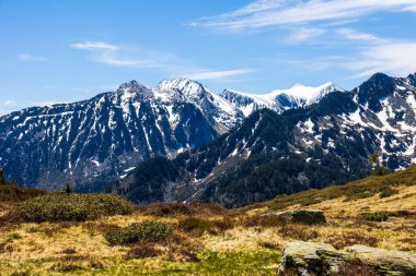 Col de la Coumeille de l 'den Ariege dağlarının karlı bahar zirveleri.