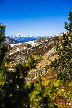 Col de la Coumeille de l 'den Ariege dağlarının karlı bahar zirveleri.