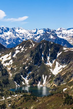 Col de la Coumeille de l 'den Mavi Göl manzarası Baharda zirvelerde karla