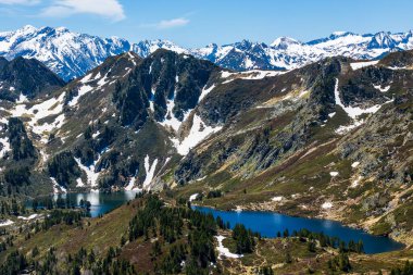 Col de la Coumeille de l 'den Mavi Göl manzarası Baharda zirvelerde karla