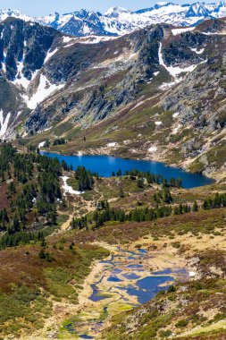 Kara Göl 'ün Col de la Coumeille de l' den görünüşü İlkbaharda zirvelerde karla