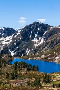 Kara Göl 'ün Col de la Coumeille de l' den görünüşü İlkbaharda zirvelerde karla