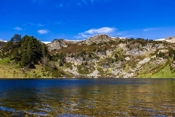 Rabassoles Gölü Donezan Massif 'in kalbinde son bahar karıyla