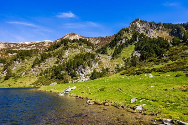 Rabassoles Gölü Donezan Massif 'in kalbinde son bahar karıyla