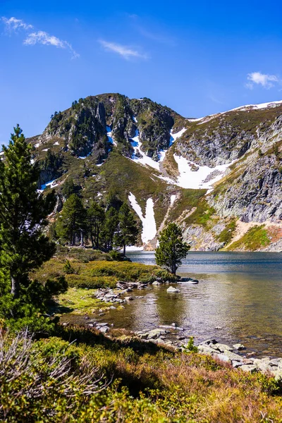 Mavi Göl, Sarrat de Gabensa eteklerinde ve Roc de Bragues ilkbaharda, son karla