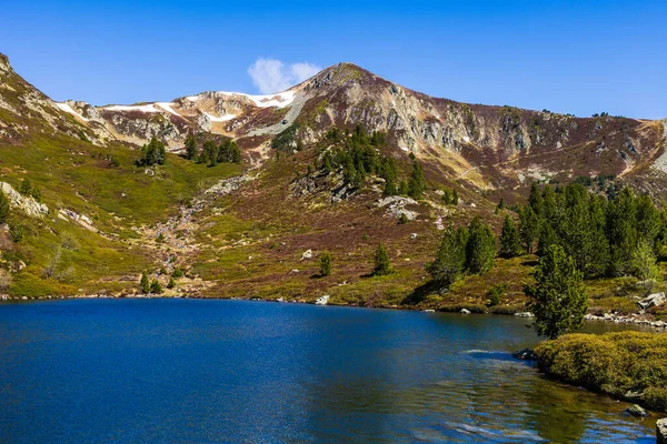 Ariege 'deki Mavi Göl manzaralı Pic de Trabssou