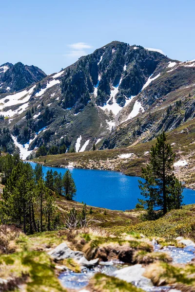 Kara Göl 'ün Col de la Coumeille de l' den görünüşü İlkbaharda zirvelerde karla